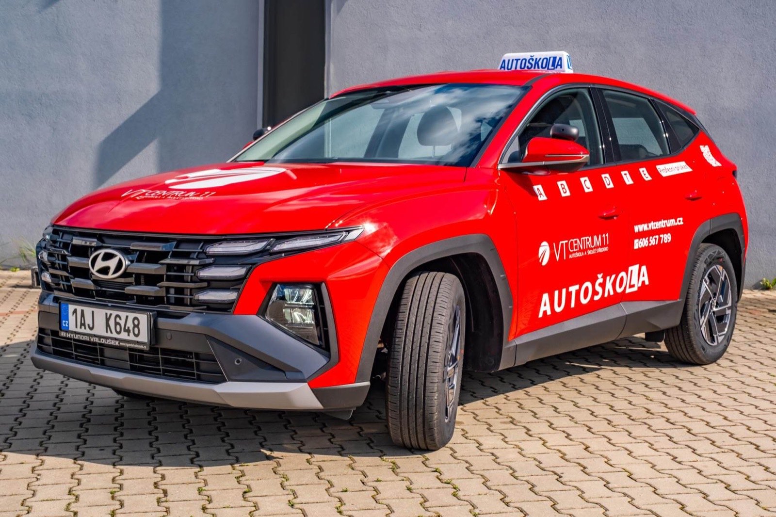 Červený Hyundai Tucson autoškoly
