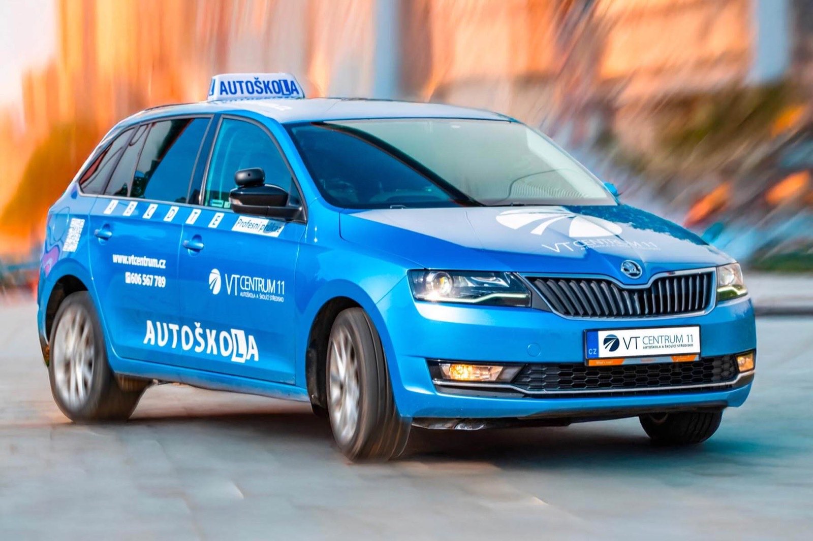 Modrá Škoda Rapid autoškoly
